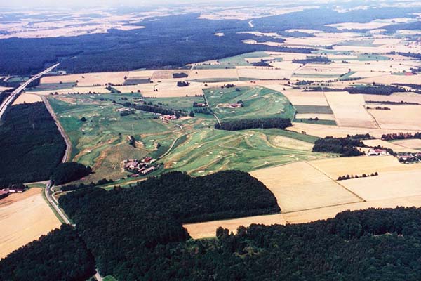 Luftaufnahme von der Golfanlage Kaiserhöhe nach der Fertigstellung im Jahr 1999