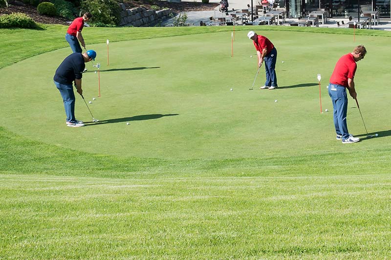 Golfer beim Üben auf dem Putting Green