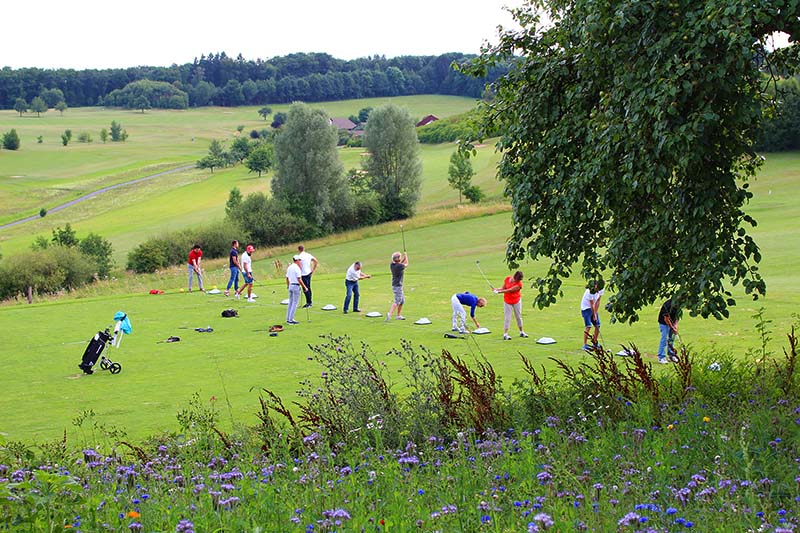 Golfeinsteiger auf der Driving-Range auf der Golfanlage Kaiserhöhe in Ravenstein