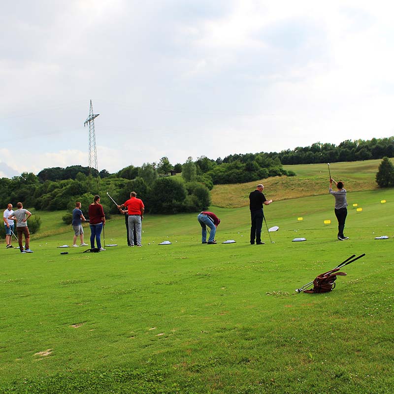 Golfeinsteiger bei einer Trainerstunde auf der Driving-Range auf der Golfanlage Kaiserhöhe
