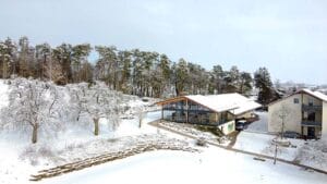 Luftaufnahme des Clubhauses des Golfclub Kaiserhöhe im Winter