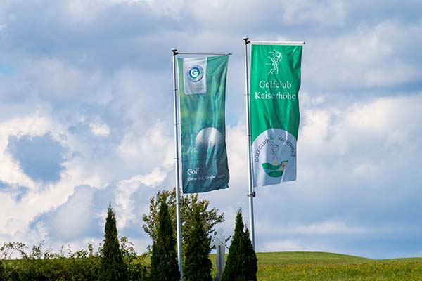 Fahnen der Deutschen Golfverbands und des Golfclub Kaiserhöhe