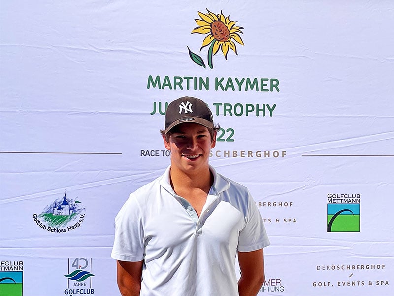 Jugendspieler Moritz Welker vom Golfclub Kaiserhöhe e.V. vor der Promotion-Wand der Martin Kaymer Junior Trophy