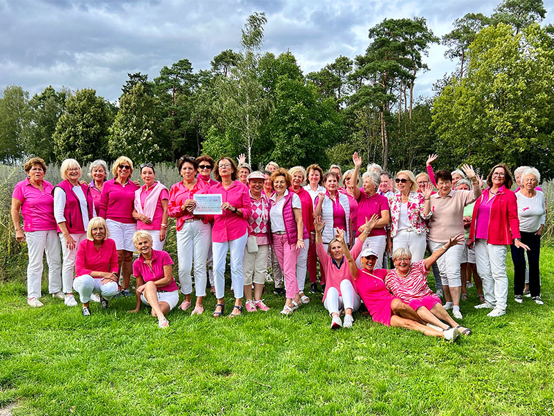Gruppenbild Golfdamen beim PINK RIBBON Charity Turnier 2023